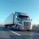 Camion puissant de 12 tonnes sur une autoroute moderne en plein jour