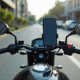 Moto moderne avec smartphone sur guidon en ville