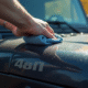 Personne nettoyant une barre lumineuse LED 4x4 en plein jour
