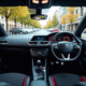 Peugeot 308 GTI dans une rue urbaine moderne avec intérieur high-tech