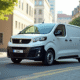 Véhicule Peugeot Expert en ville en gros plan