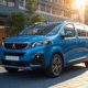 Voiture Peugeot Rifter 7 places dans une rue urbaine en journée