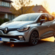 Renault Clio 2 V6 stationnée sur une allée ensoleillée